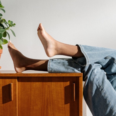 ¿Estás cansado de tener los pies hinchados por estar sentado? Te damos 5 consejos que no fallan
