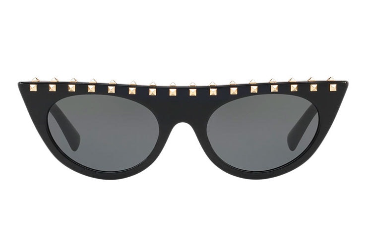 gafas-de-sol-negras-tachuelas-sunglasshut