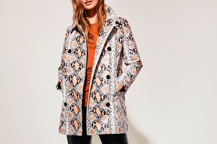 abrigo-gabardina-estampado-serpiente-cortefiel