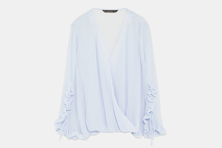 blusa-cruzada-azul-volantes-zara
