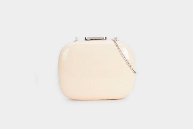clutch-beige-cadena-plata-parfois