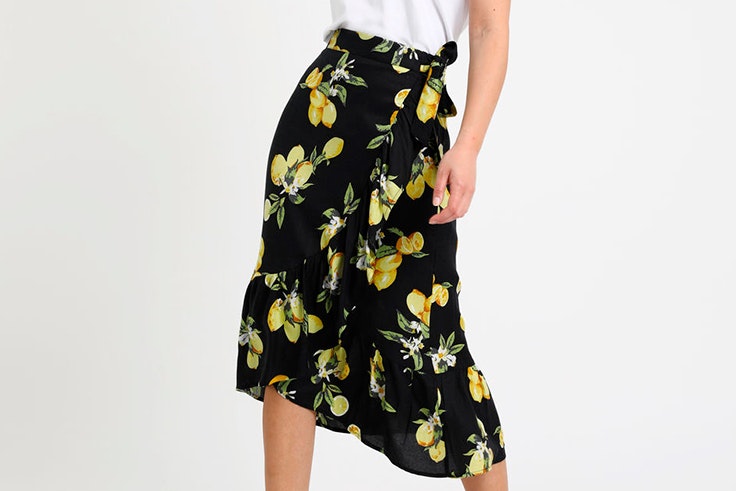 falda-midi-estampado-limones-negra-pimkie