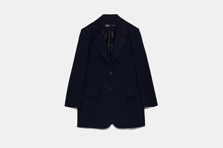 blazer larga azul marino con botones de Zara Macarena García