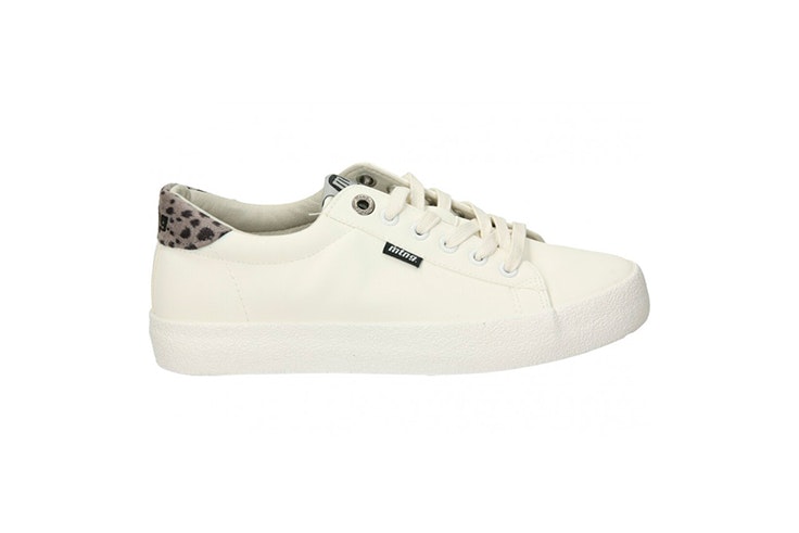 zapatilla blanca con plataforma y detalle animal print de Mustang Loogo
