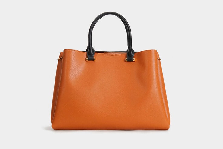 Bolso tipo shopper en color camel con asa negra de Parfois