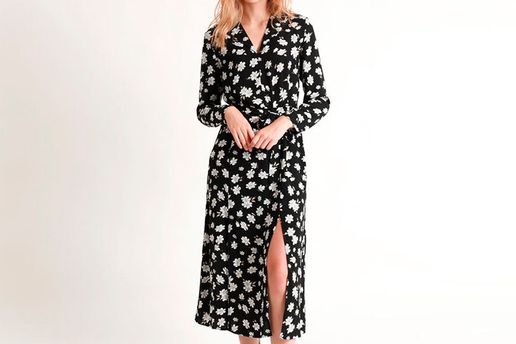 Vestido negro con estampado de flores de Pimkie
