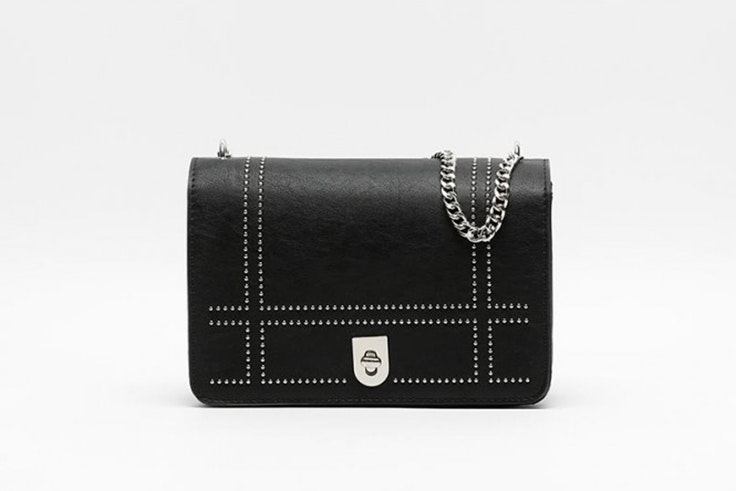 Bolso bandolera con asa de cadena y tachuelas de Misako
