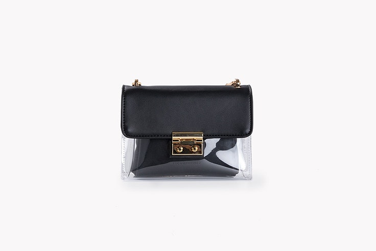 bolso flap mini negro de vinilo de paco martínez botas negras