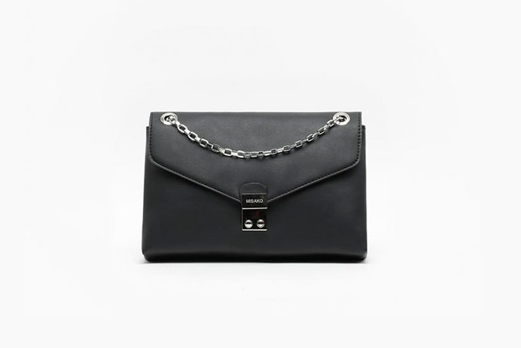Bolso negro tipo bandolera con asa de cadena de Misako