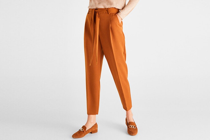 Pantalón camel de corte slim con lazada de Cortefiel