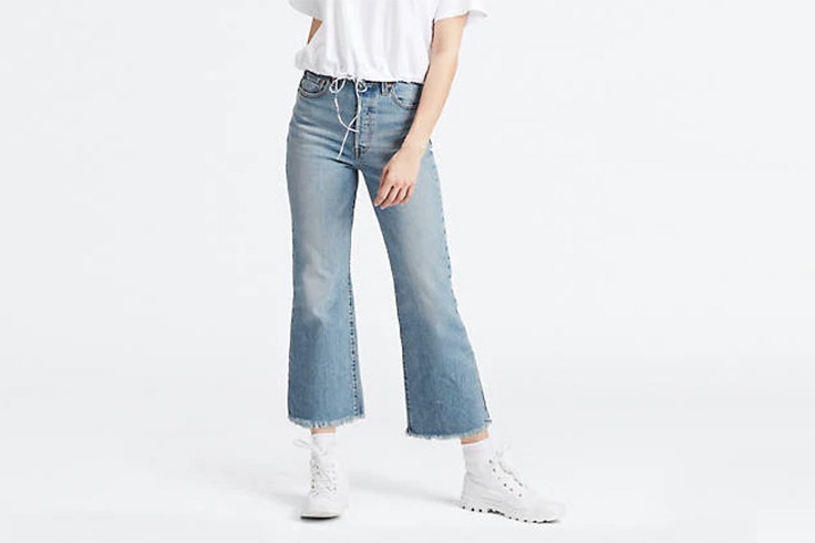 Pantalón vaquero claro con el bajo deshilachado de Levis