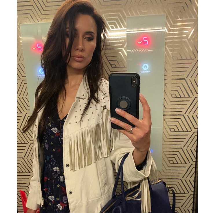 pilar rubio estilo chaqueta blanca con flecos conjunto de invierno