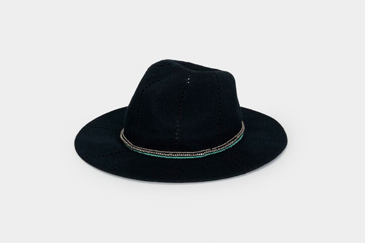 Sombrero negro con detalle de perlas de Parfois