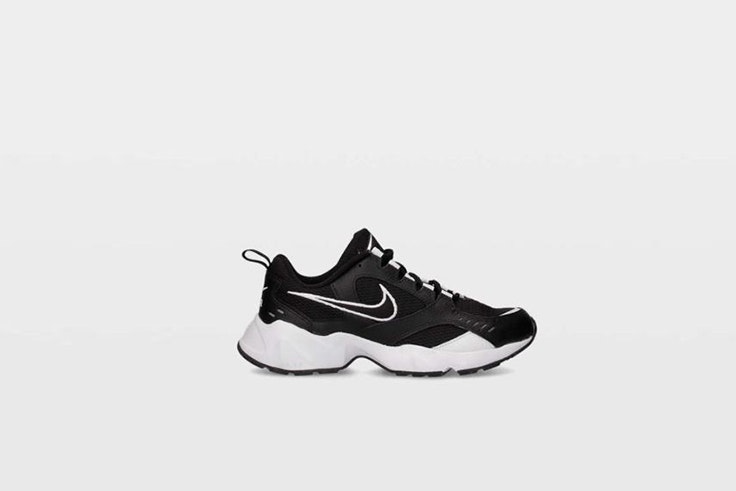 zapatillas deportivas negras nike air heights de ulanja Vicky Martín Berrocal
