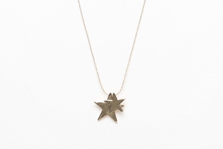 Colgante dorado con estrellas de Misako