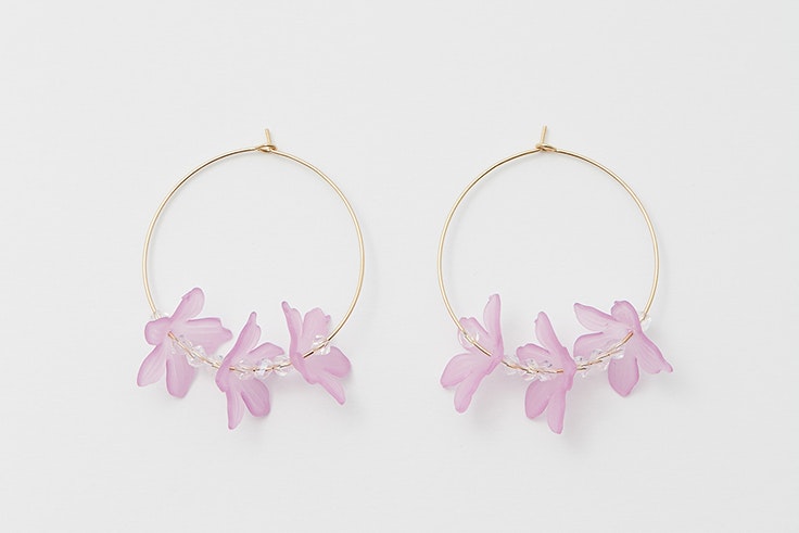 Pendientes tipo aro en color lila de Sfera