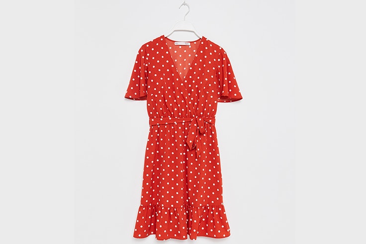 vestido rojo con estampado de lunares de Sfera