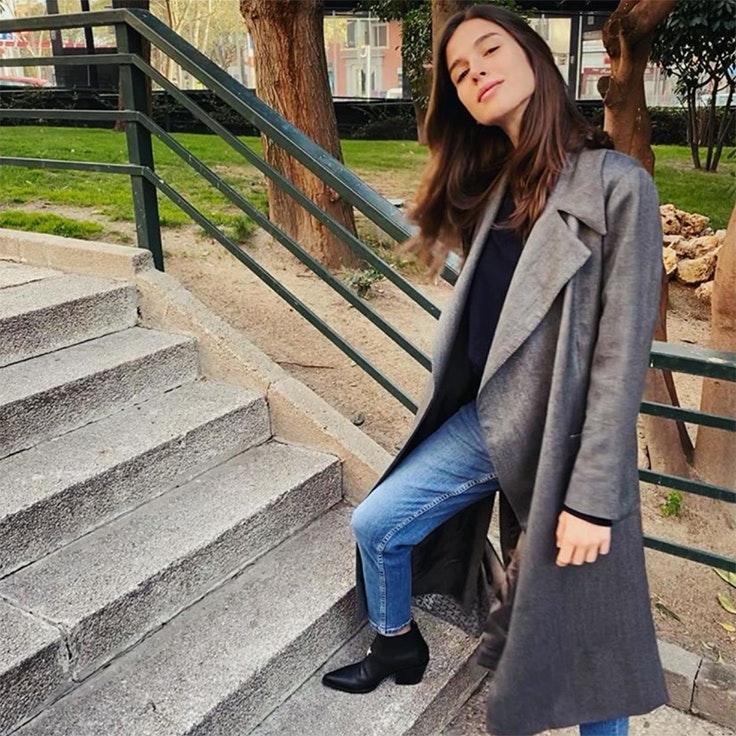sandra gago looks para estar por casa inspiración abrigo vaqueros y botas