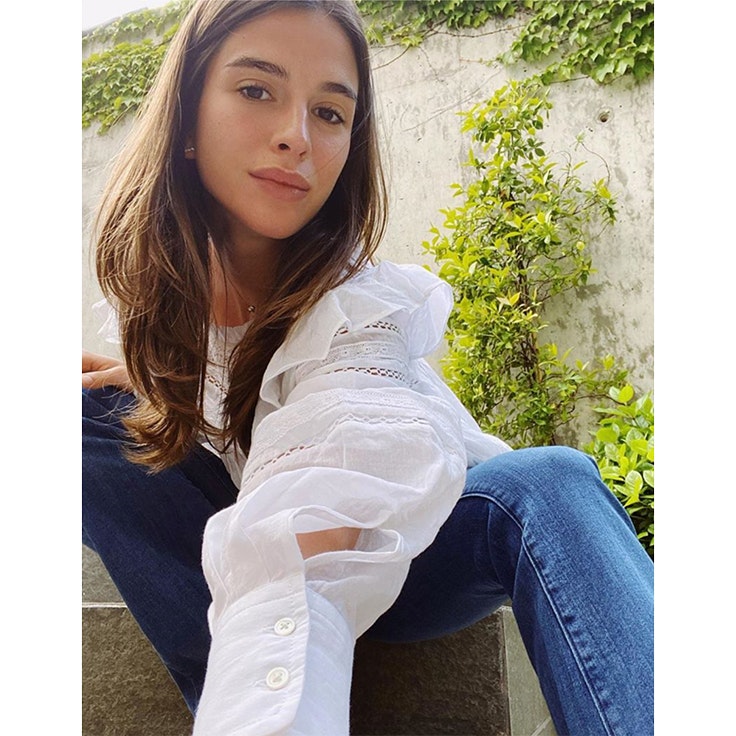 sandra gago looks para estar por casa inspiración blusa blanca y vaqueros