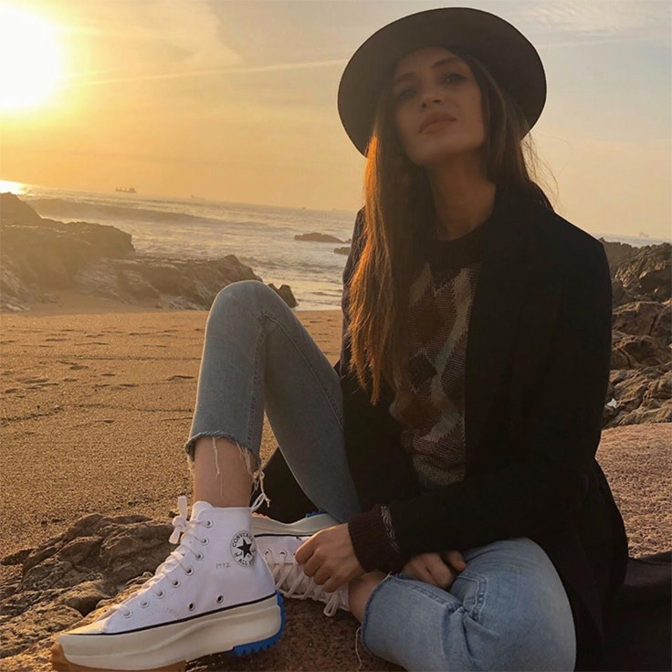 looks de sara carbonero playa y deportivas