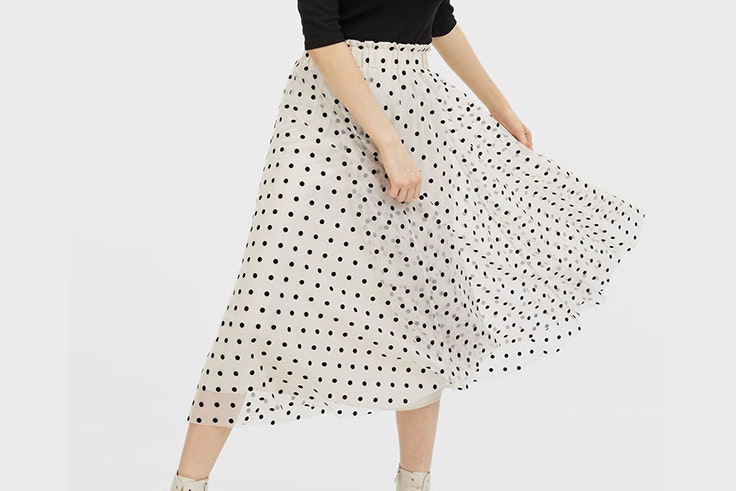 Falda midi de lunares de Stradivarius