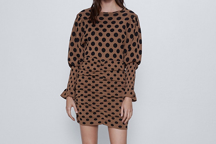 Vestido marrón de lunares de Zara