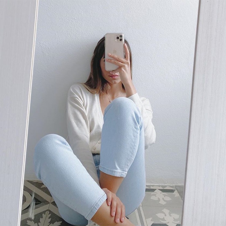 el estilo de aitana looks en casa chaqueta de punto y vaqueros