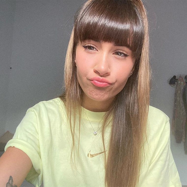 el estilo de aitana looks en casa camiseta amarilla