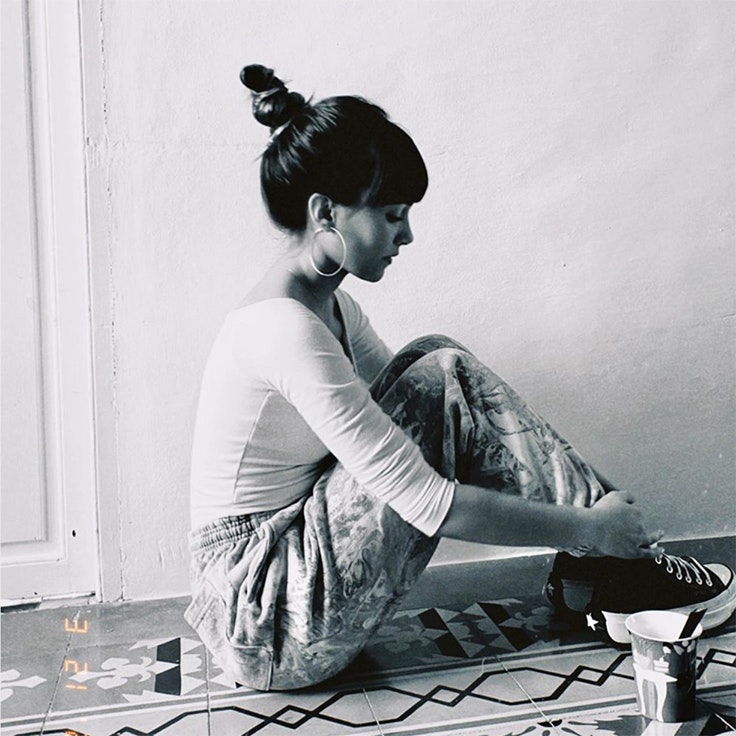 el estilo de aitana looks en casa camiseta blanca y vaqueros