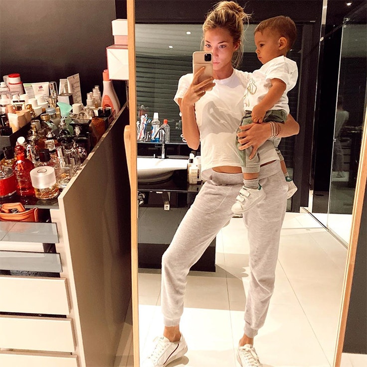 alice campello celebrities frente al espejo looks de estar por casa