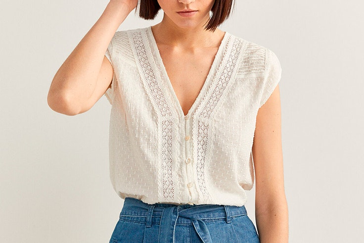 Blusa blanca con bordados de Sprignfield verano 2020