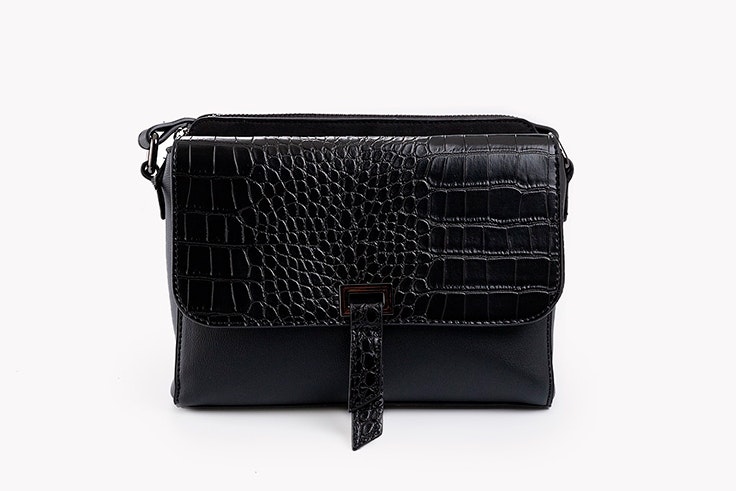Bolso negro tipo bandolera de Paco Martínez