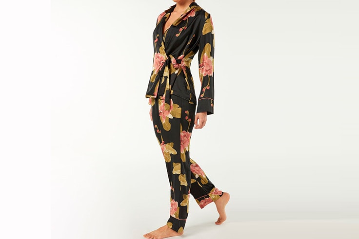 Pijama con estampado de orquídeas en tono oscuro de Intimissimi
