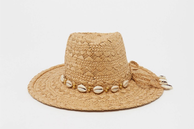 Sombrero de rafia con detalle de conchas de Sfera