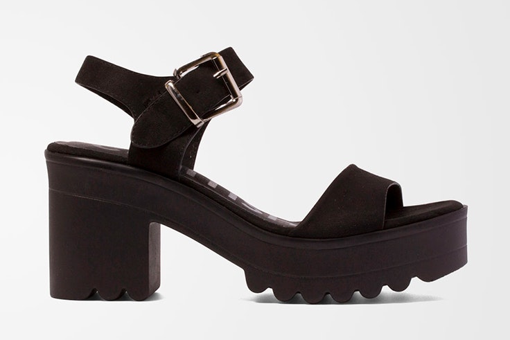 Sandalias negras de tacón. Disponibles en la zapatería Vas