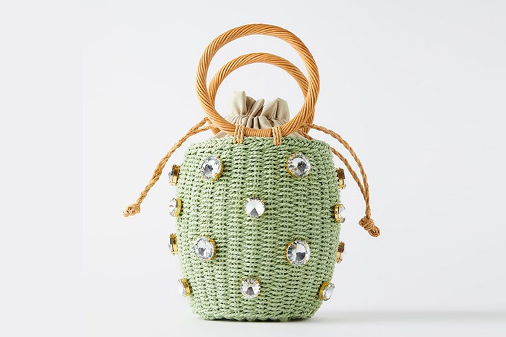 Bolso de rafia en color verde con apliques brillantes de Zara