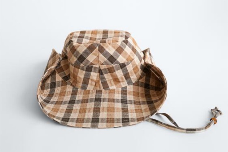 Sombrero bucket hat con estampado de cuadros de Zara