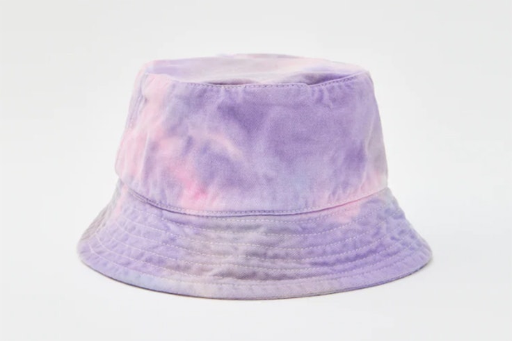 Sombrero bucket hat efecto tie dye en color lila de Pull and Bear