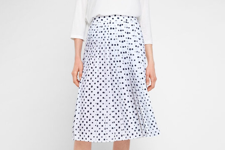 Falda plisada con estampado de lunares de Cortefiel
