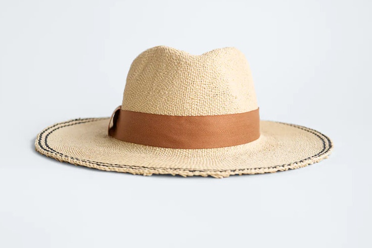 Sombrero trenzado con cinta de Zara
