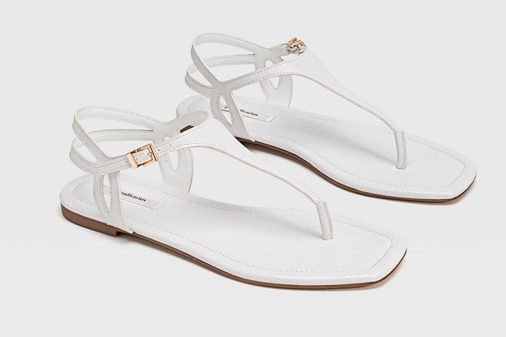 Sandalias planas detalle grabado de Stradivarius
