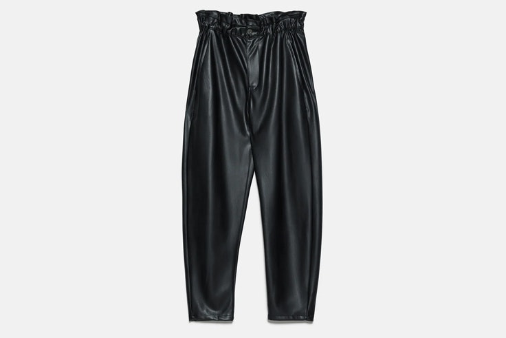 Pantalones efecto piel de Zara -