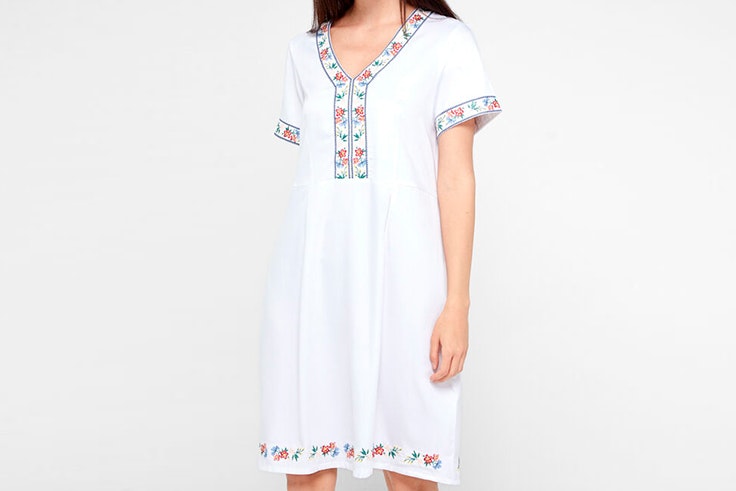 Vestido blanco tipo túnica con bordados de Cortefiel