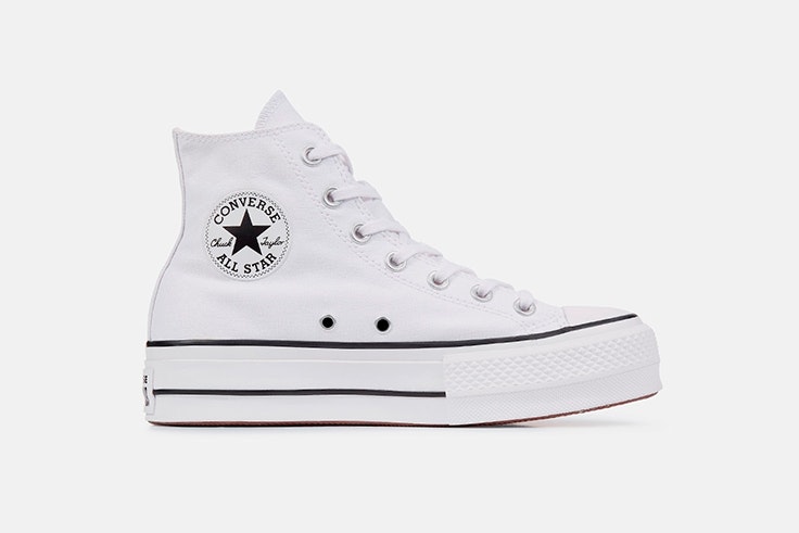 Zapatillas blancas de Converse con plataforma. Disponibles en la zapatería Vas