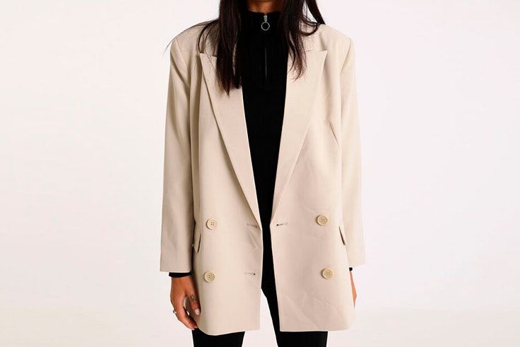 Blazer beige con doble botonadura de Pimkie