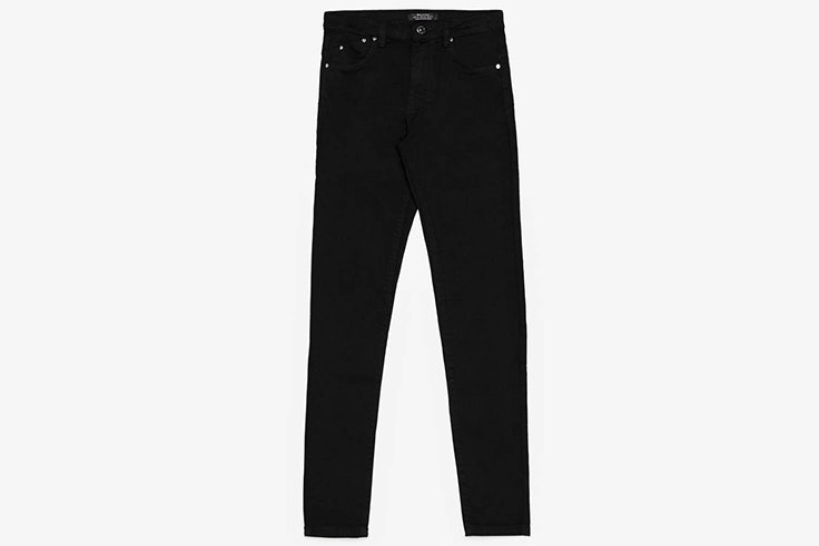 Pantalón pitillo en color negro de Bershka