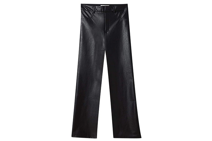 Pantalón efecto piel en color negro de Stradivarius