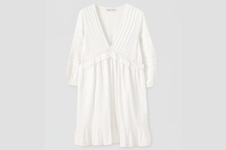 Vestido blanco con escote de pico y bordados pull and bear