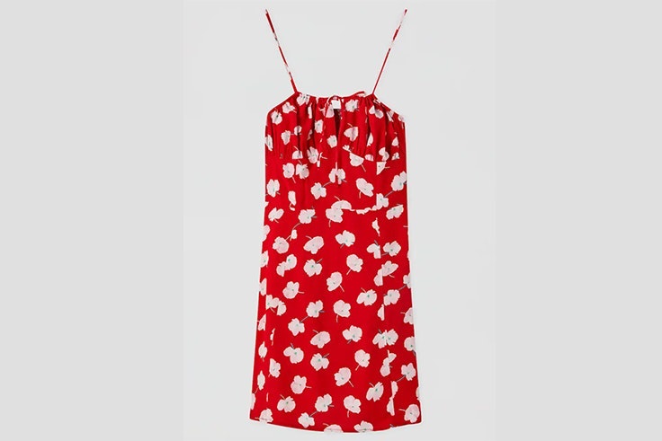 Vestido rojo con estampado de flores y escote fruncido – 19,99 €