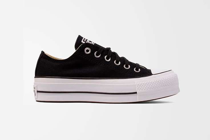 Zapatillas negras con plataforma de Converse. Disponibles en la zapatería Vas